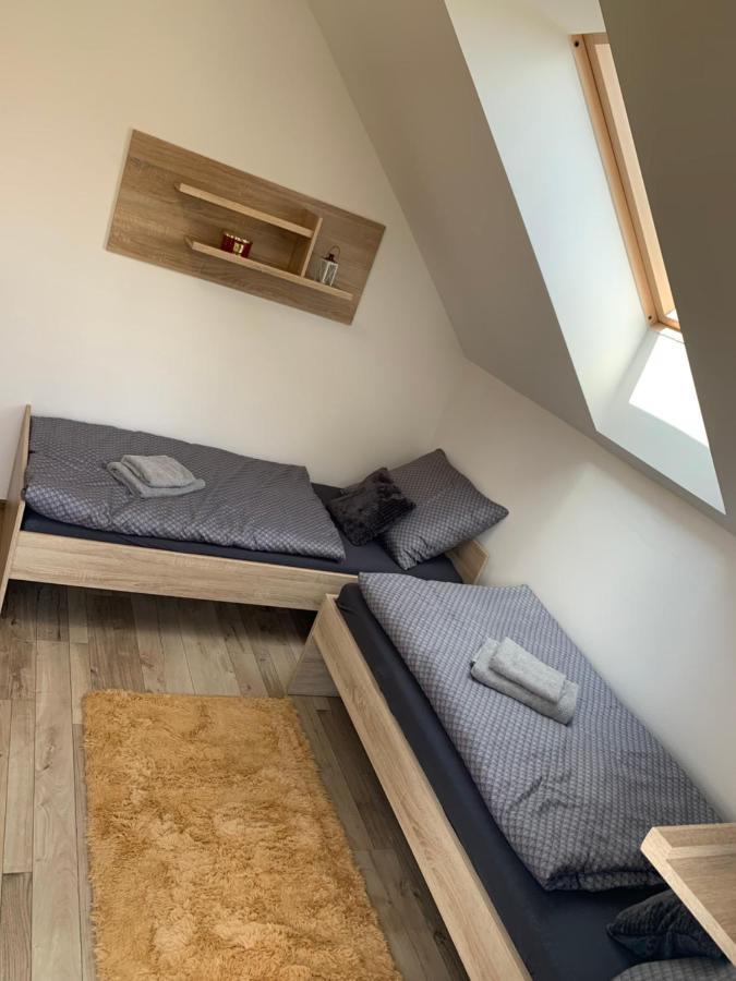 Cozy 2-Bedroom Vacation Apartment With Entire Top Floor Gaj  Dış mekan fotoğraf