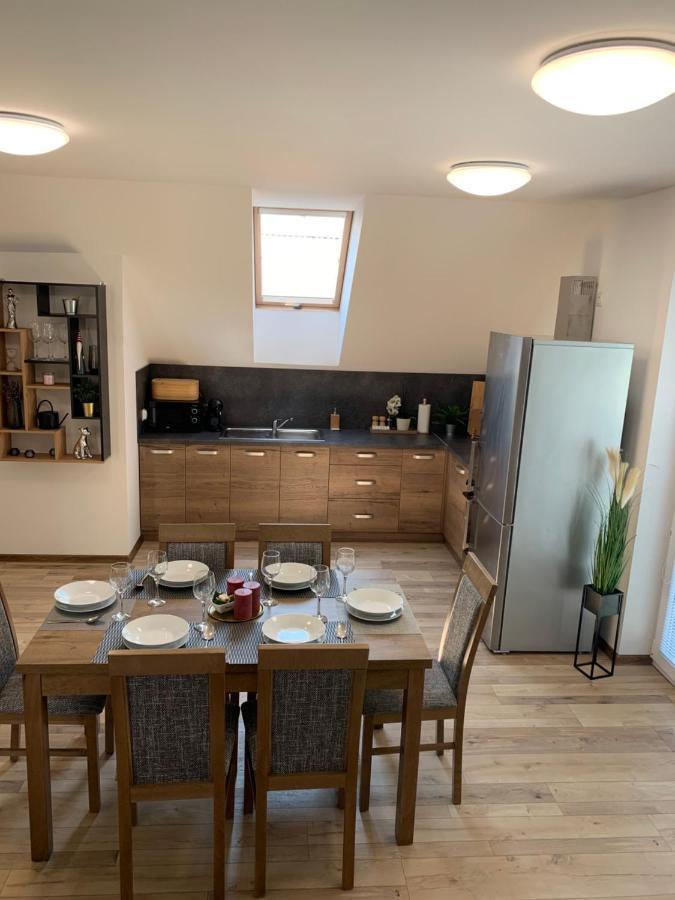 Cozy 2-Bedroom Vacation Apartment With Entire Top Floor Gaj  Dış mekan fotoğraf