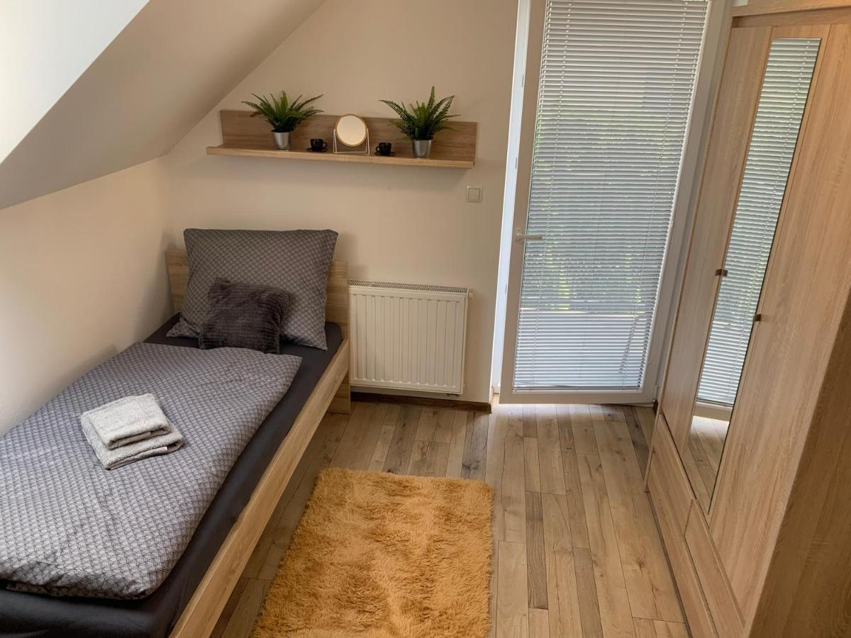 Cozy 2-Bedroom Vacation Apartment With Entire Top Floor Gaj  Dış mekan fotoğraf