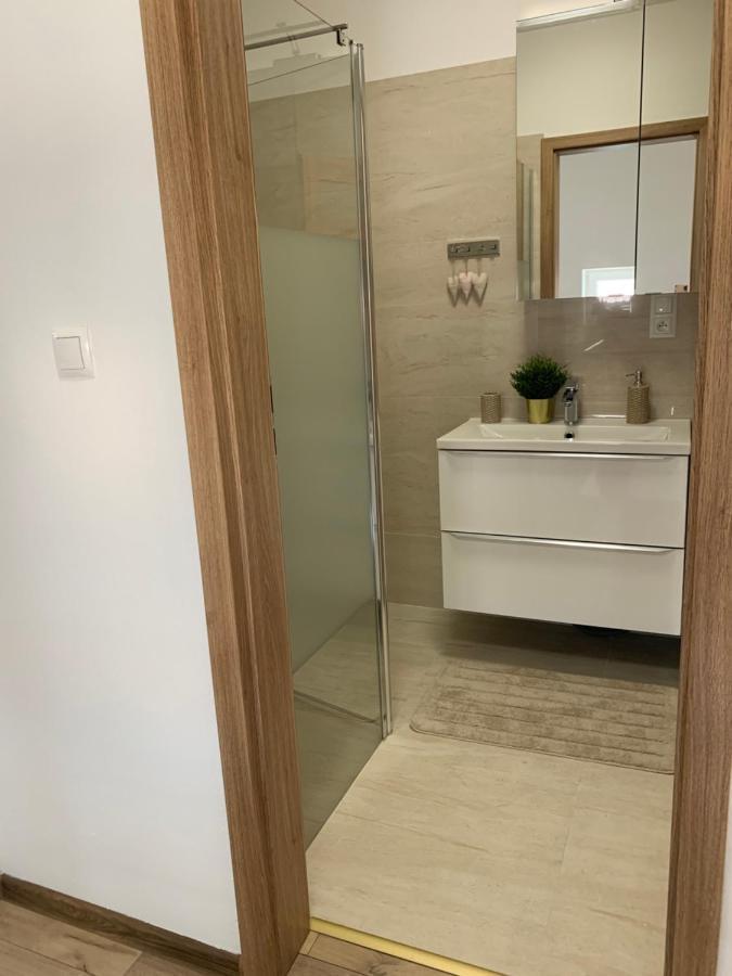 Cozy 2-Bedroom Vacation Apartment With Entire Top Floor Gaj  Dış mekan fotoğraf
