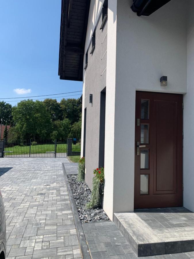 Cozy 2-Bedroom Vacation Apartment With Entire Top Floor Gaj  Dış mekan fotoğraf