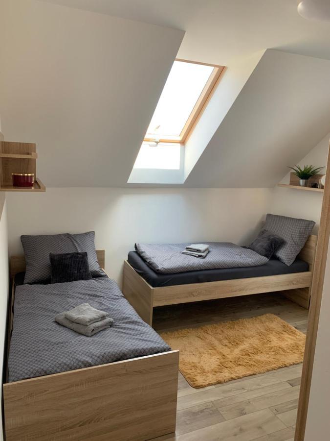 Cozy 2-Bedroom Vacation Apartment With Entire Top Floor Gaj  Dış mekan fotoğraf