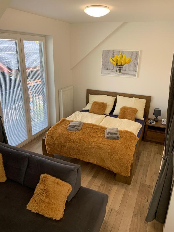 Cozy 2-Bedroom Vacation Apartment With Entire Top Floor Gaj  Dış mekan fotoğraf